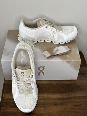 Excellent Pre Owned condition ON CLOUD 5 Shoes. Size 7.Color White/Cream